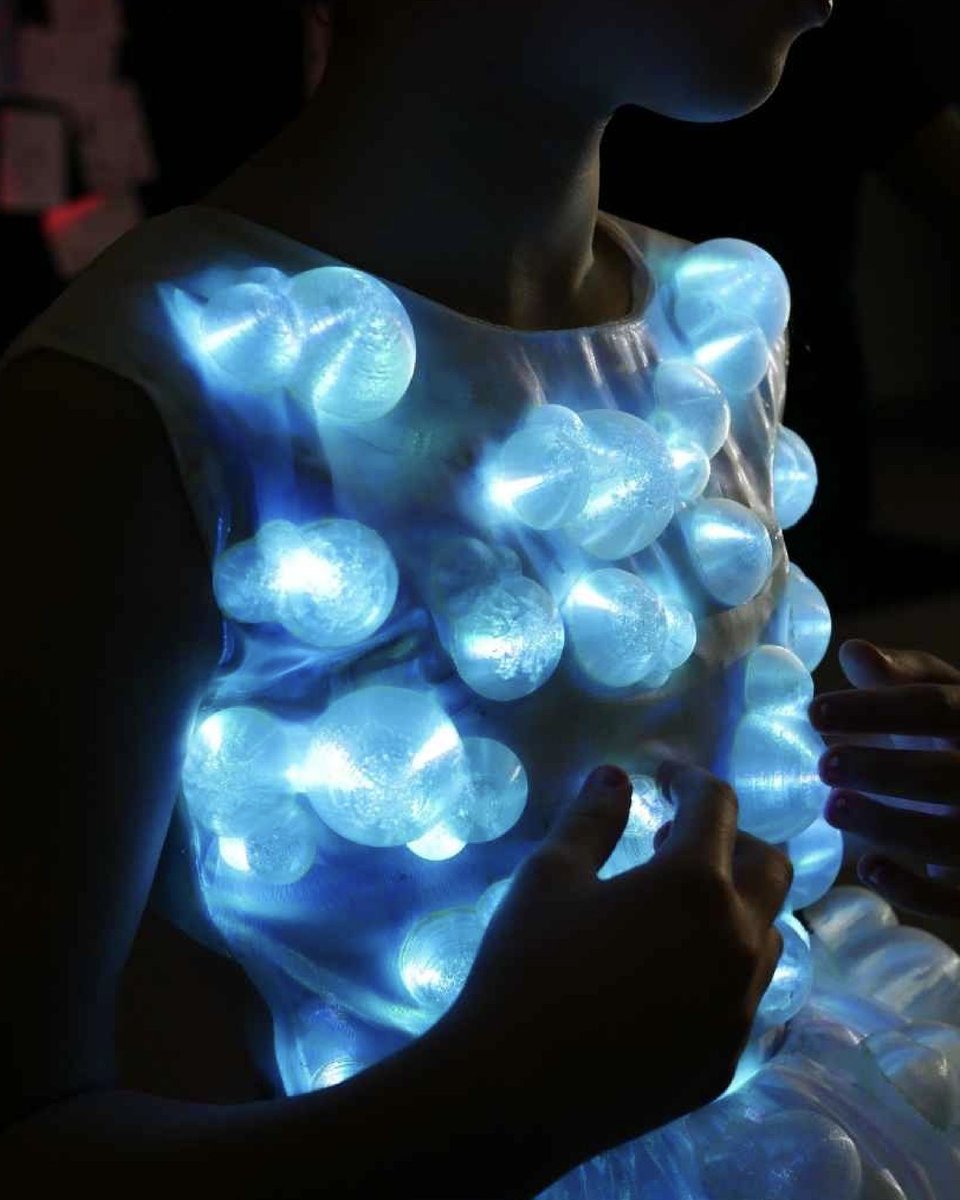 Simone Kiswani — dark 3D printed volume lit from inside with blue light